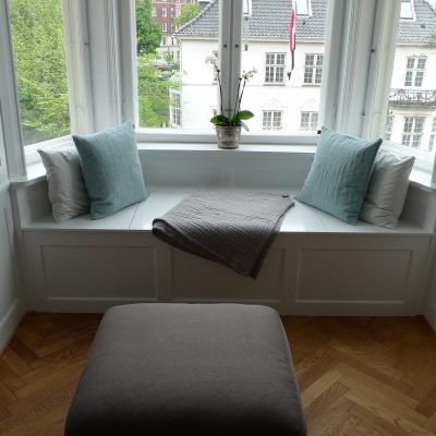 En af de specialbyggede brikse fra møbelsnedker Mikkel Gulstad som også kan bygge din næste sofa